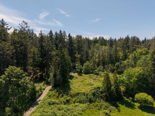 1220 Clayton Rd, North Saanich, BC V8L 5V3