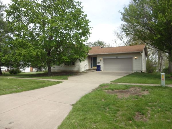 680 W Washington St , Marengo, IA 52301