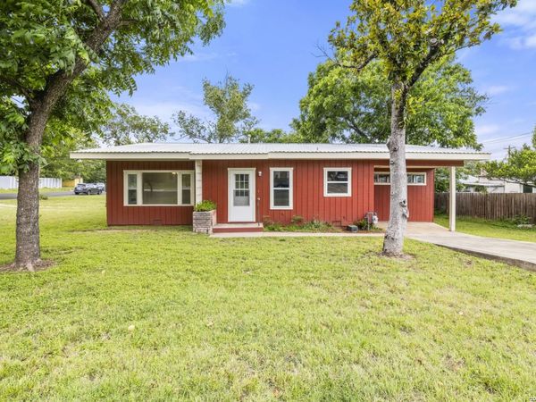 304 W LIVE OAK ST, Fredericksburg, TX 78624