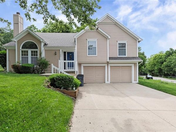 11450 S Hunter Drive, Olathe, KS 66061