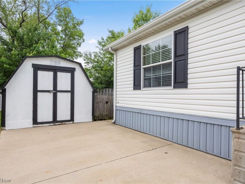 354 Pin Oak Circle, Elyria, OH 44035 Photo 2