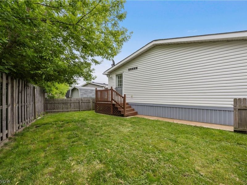 354 Pin Oak Circle, Elyria, OH 44035 Photo 3