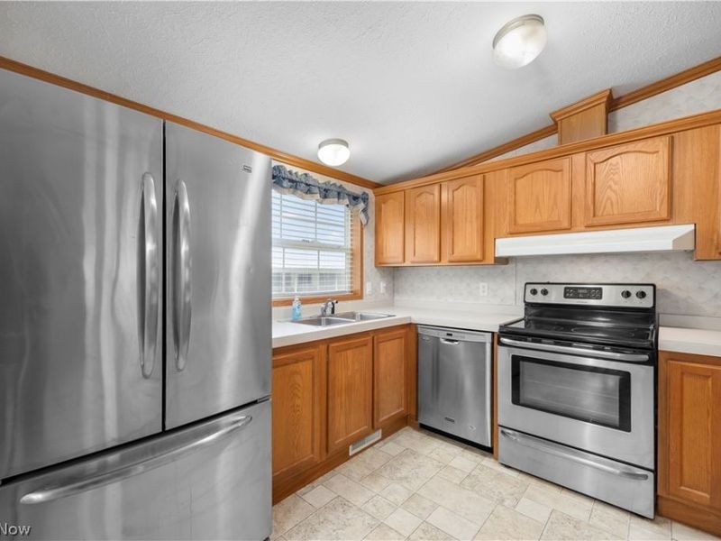 354 Pin Oak Circle, Elyria, OH 44035 Photo 6