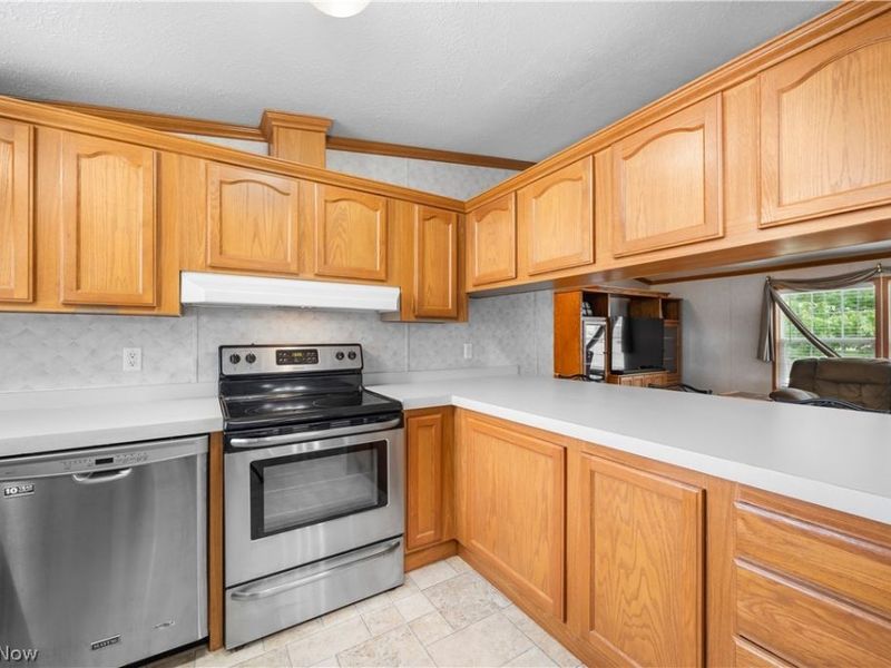 354 Pin Oak Circle, Elyria, OH 44035 Photo 7