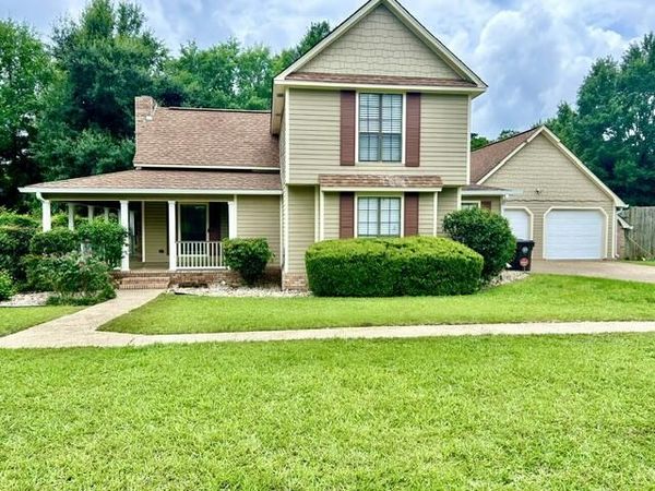 106 Chesterfield Dr., Hattiesburg, MS 39402