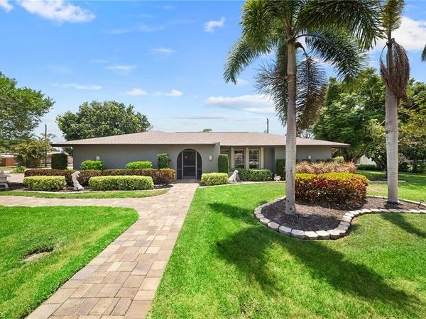 8713 Crest LN, FORT MYERS, FL 33907