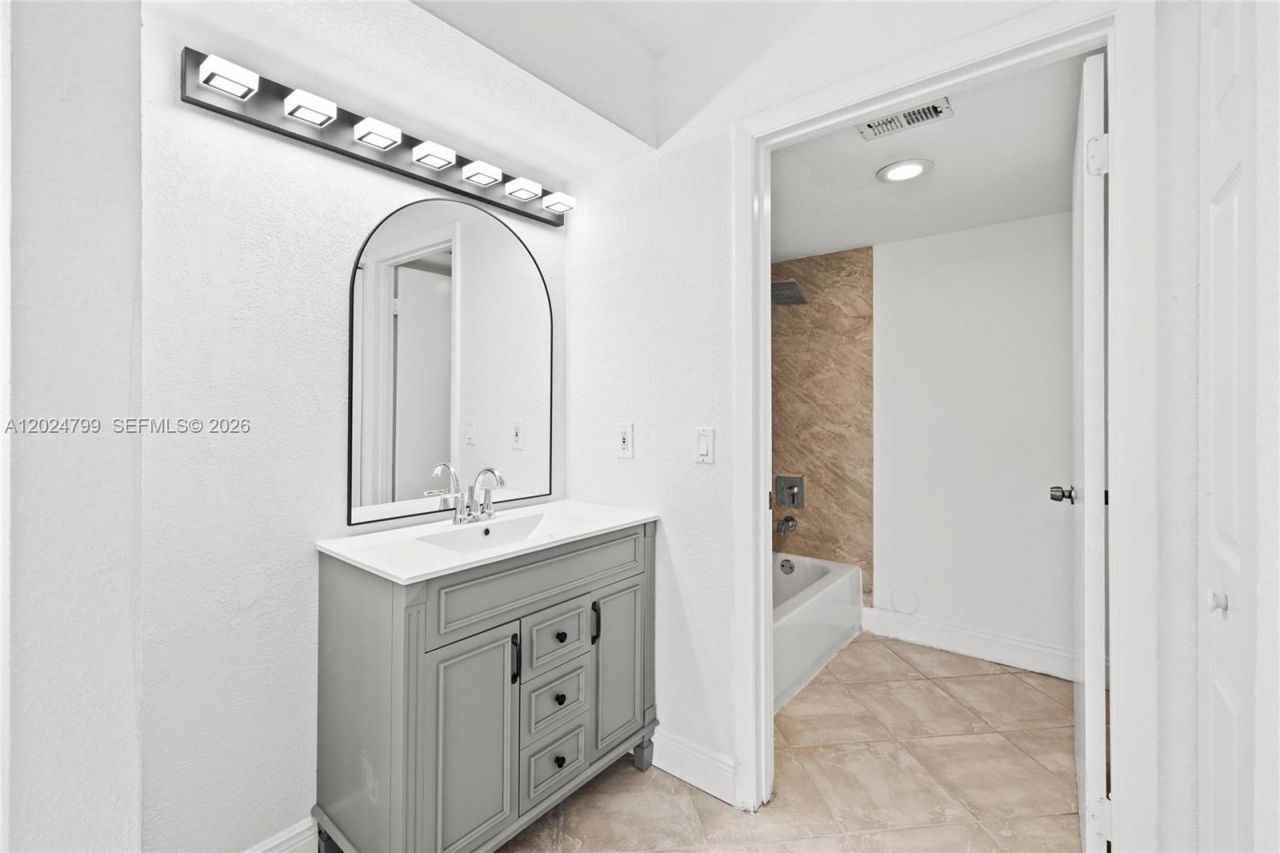 1025 Coral Club Dr, Unit 1025, Coral Springs, FL 33071 Photo