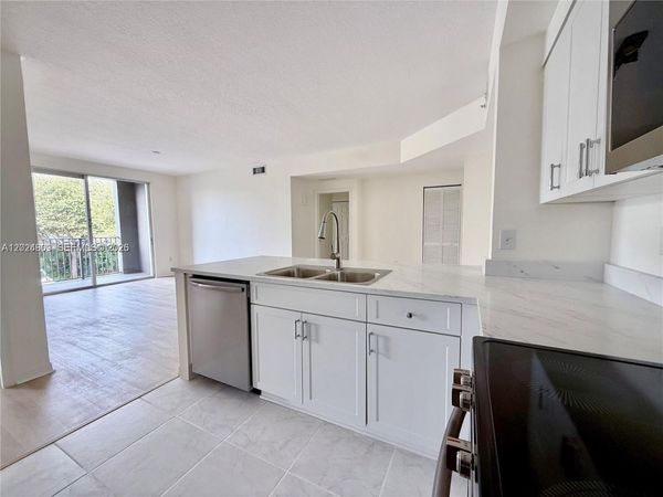 6851 SW 44th St, Unit 207, Miami, FL 33155