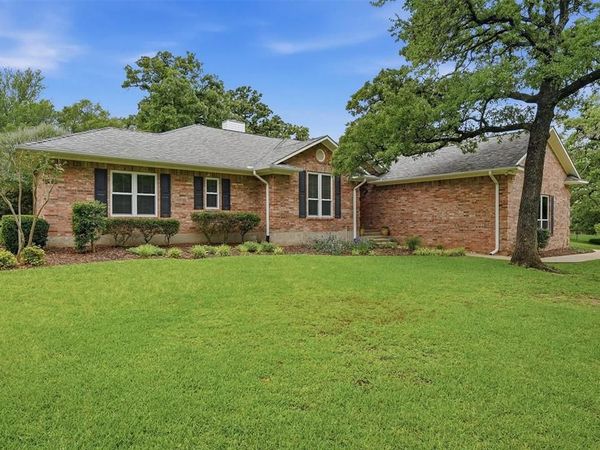 106 Santee Drive, Lake Kiowa, TX 76240