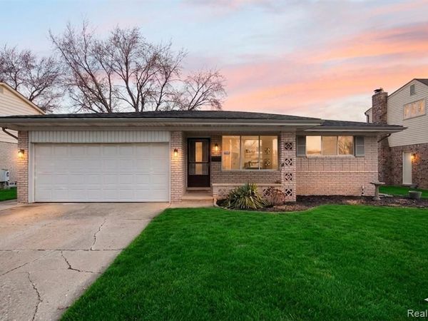 2995 Groves Drive, Sterling Heights, MI 48310