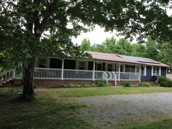 110 Towering Oaks Dr, Tennessee Ridge, TN 37178
