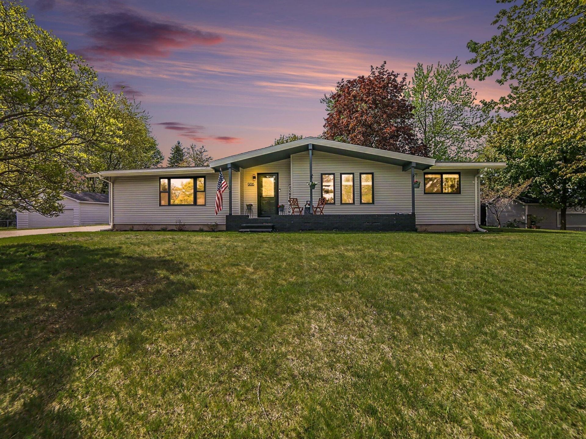 906 Mitchell Street, Ludington, MI 49431 Main Photo