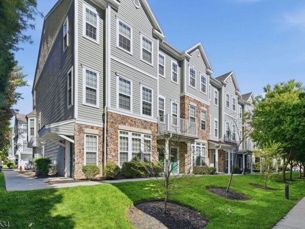 13 Dahlia Ln, Garfield, NJ 07646
