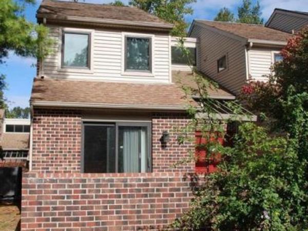28 KNOX COURT , CHESTERBROOK, PA 19087