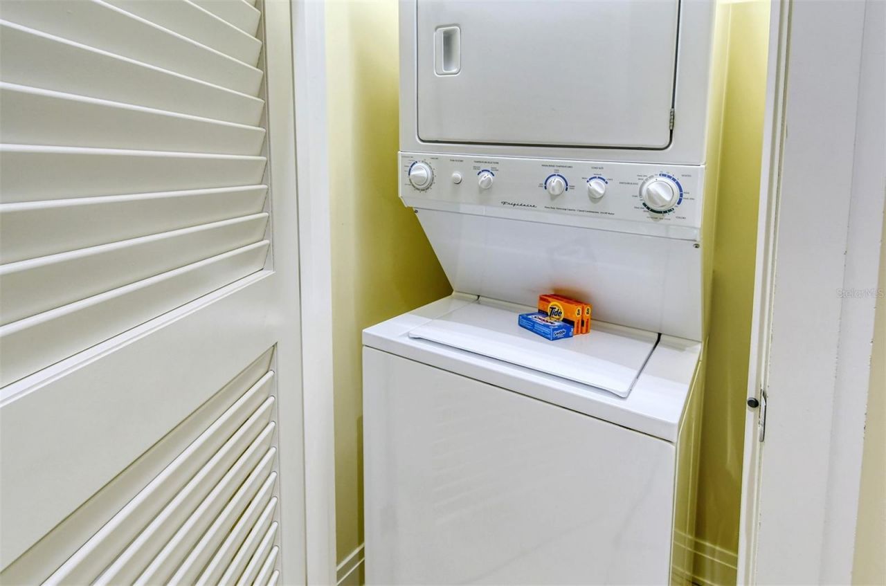 915 Seaside Drive, Unit 402, Weeks, Sarasota, FL 34242 Photo