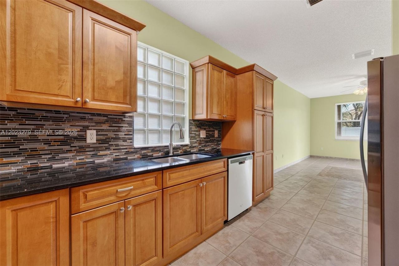 15657 NW 12th Mnr, Pembroke Pines, FL 33028 Photo