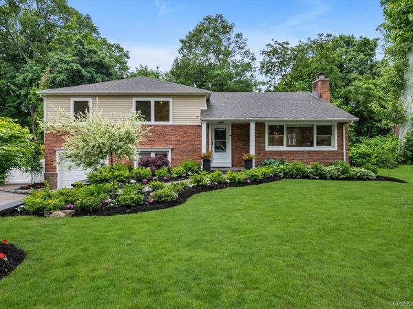 18 Pine Drive N, Roslyn, NY 11576
