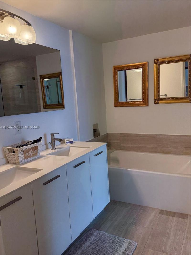 1300 Brickell Bay Dr, Unit 1007, Miami, FL 33131 Photo