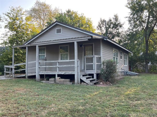 747 S Bluff Avenue , Tahlequah, OK 74464