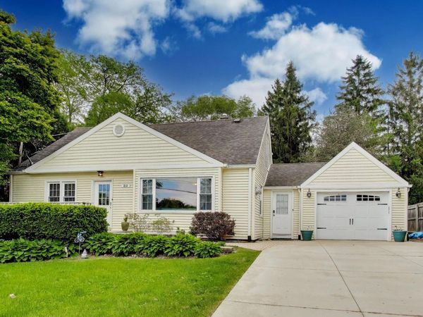 213 E Ellis Avenue, Libertyville, IL 60048