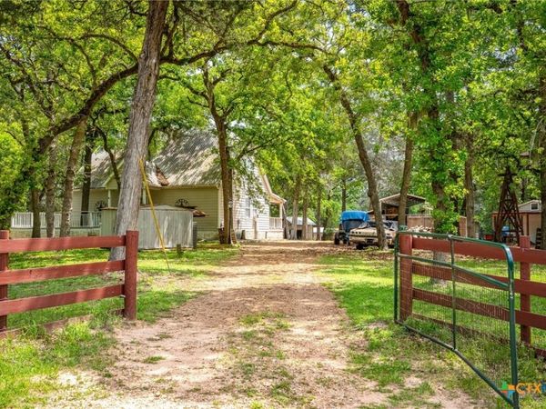 1055 Beech Crest, Columbus, TX 78950