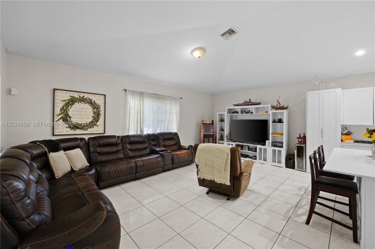 7831 NW 160th Ter, Miami Lakes, FL 33016 Photo