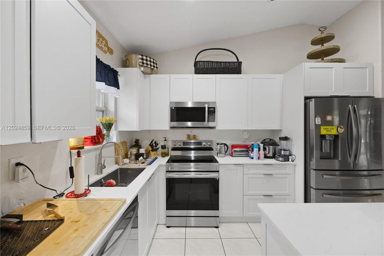 7831 NW 160th Ter, Miami Lakes, FL 33016 Photo