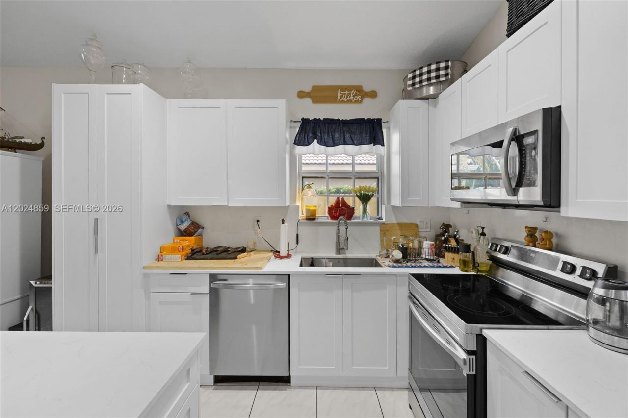 7831 NW 160th Ter, Miami Lakes, FL 33016 Photo