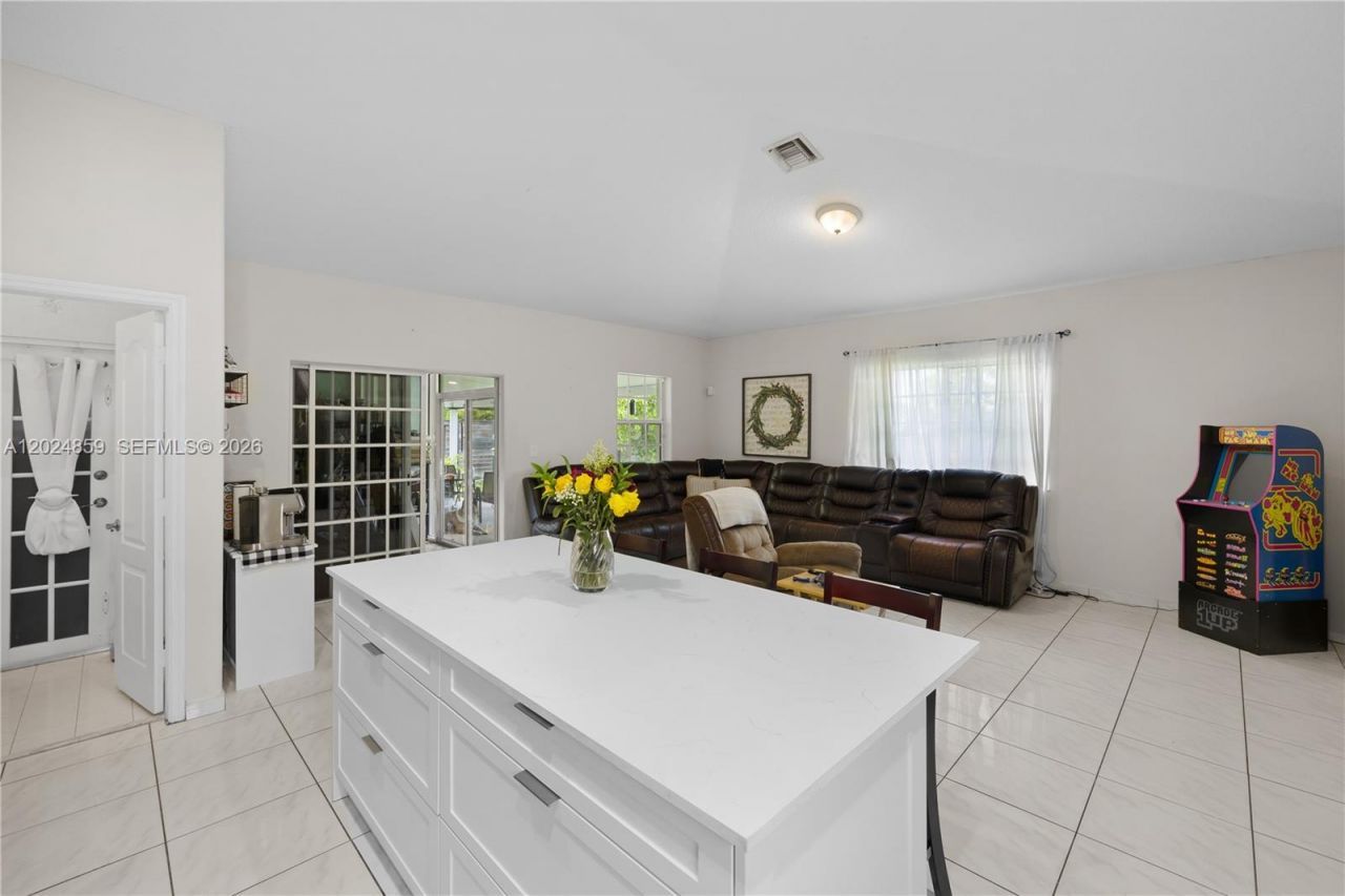 7831 NW 160th Ter, Miami Lakes, FL 33016 Photo