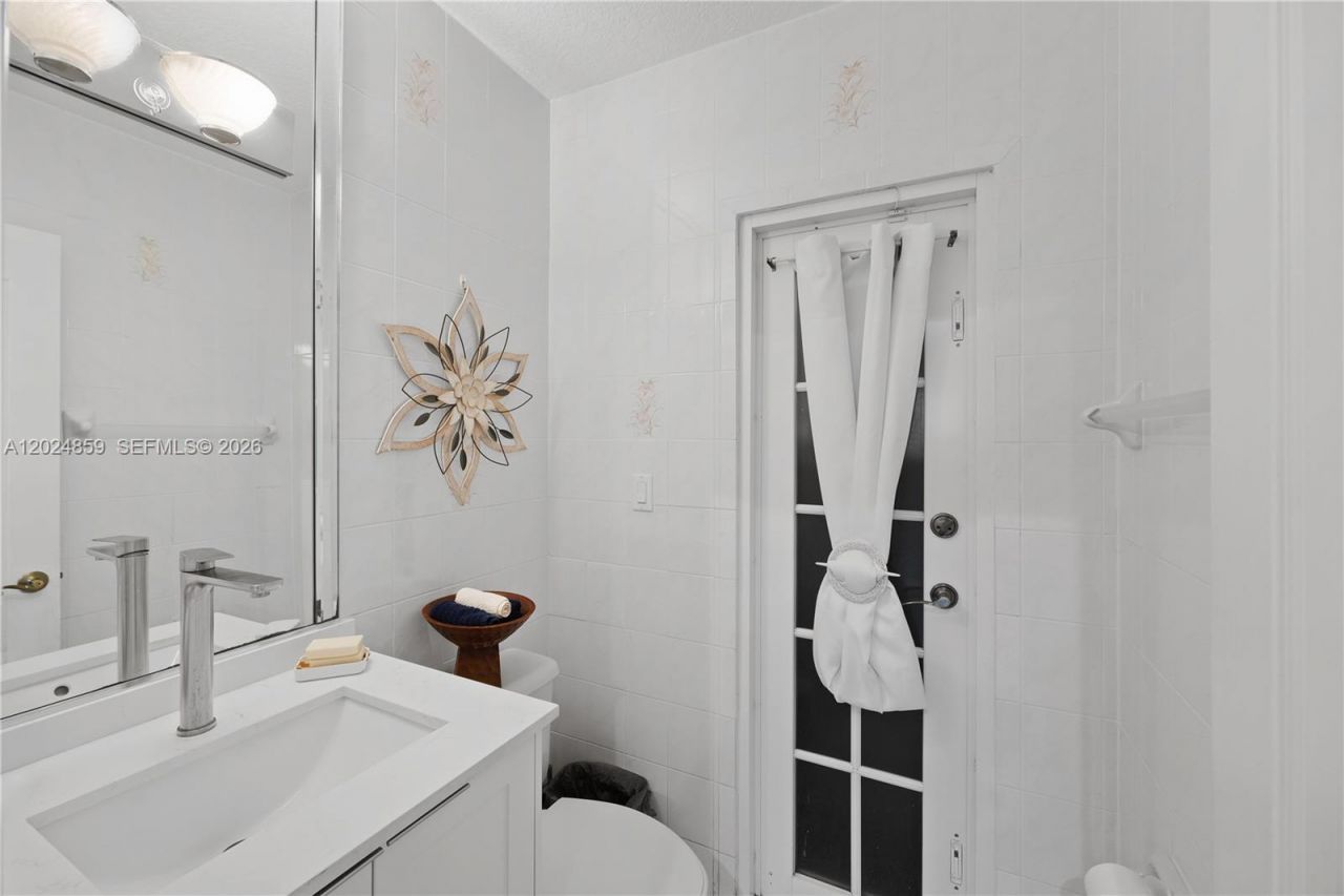 7831 NW 160th Ter, Miami Lakes, FL 33016 Photo