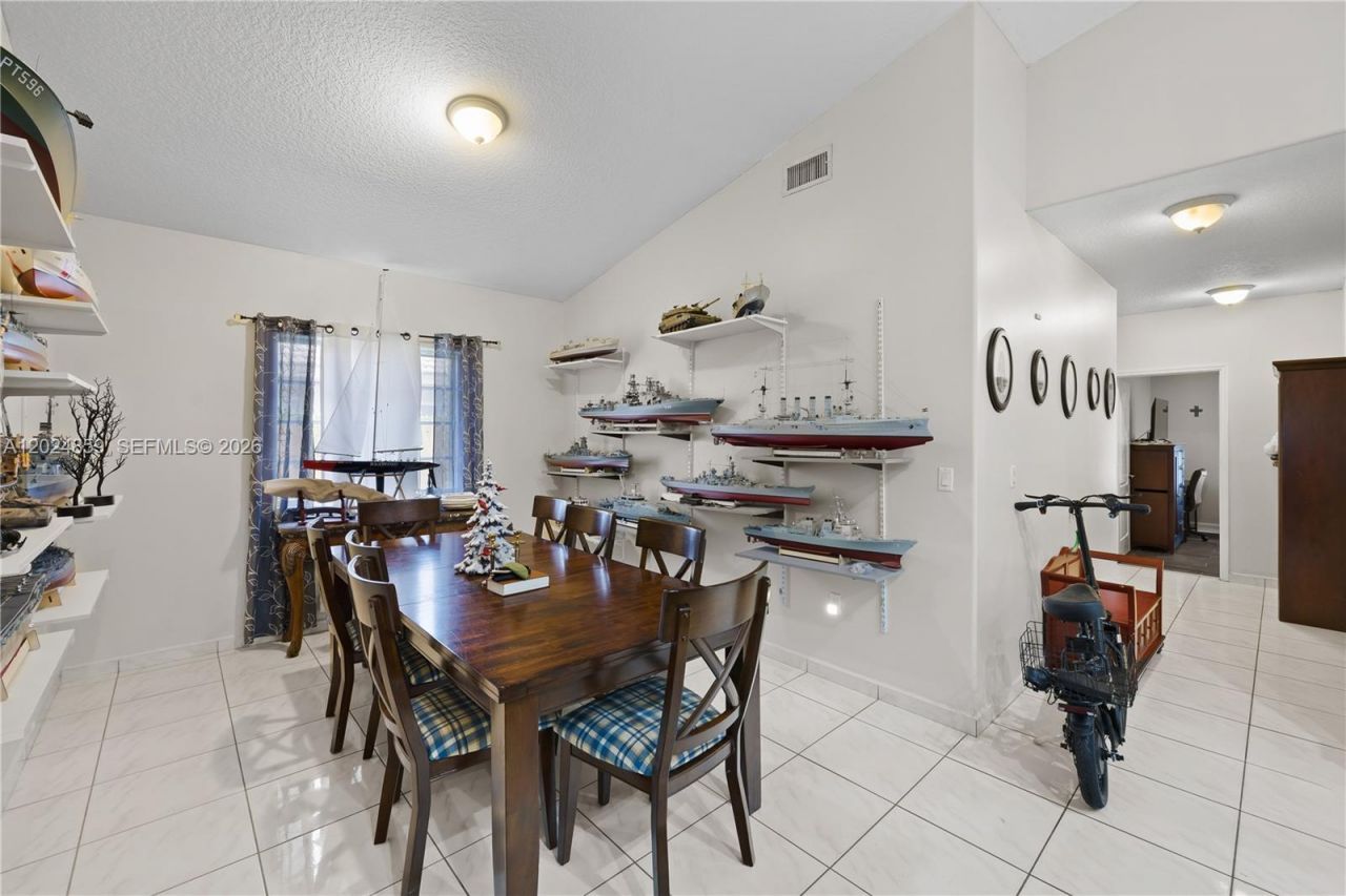 7831 NW 160th Ter, Miami Lakes, FL 33016 Photo