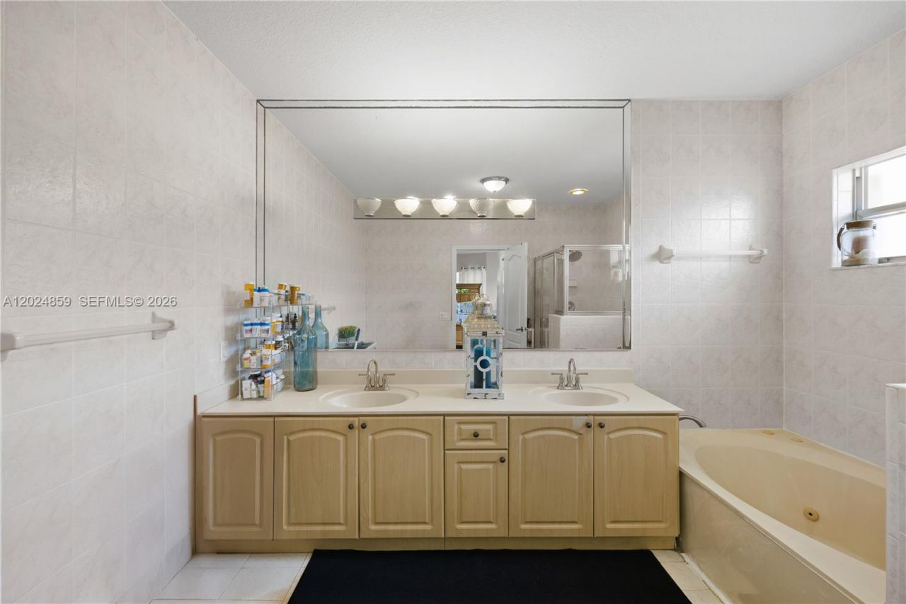 7831 NW 160th Ter, Miami Lakes, FL 33016 Photo