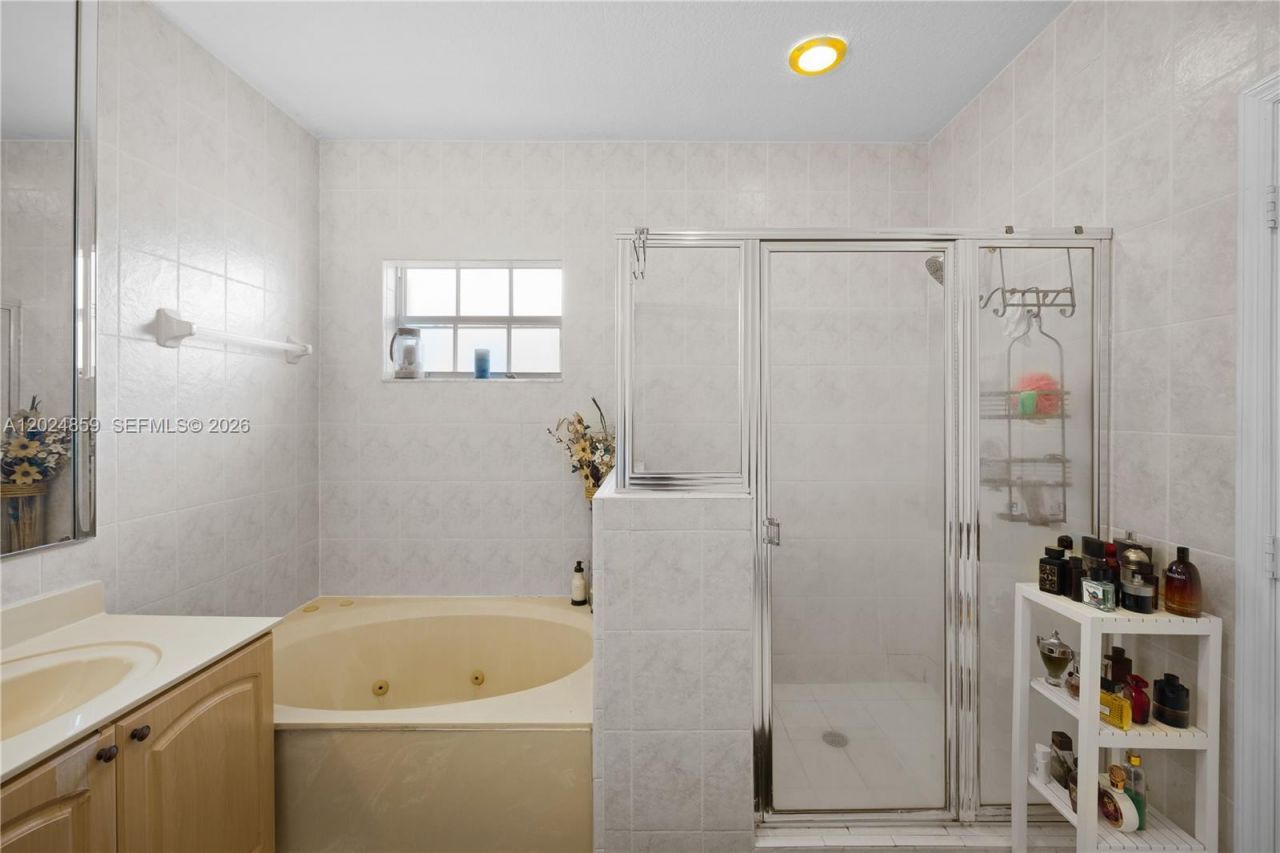 7831 NW 160th Ter, Miami Lakes, FL 33016 Photo
