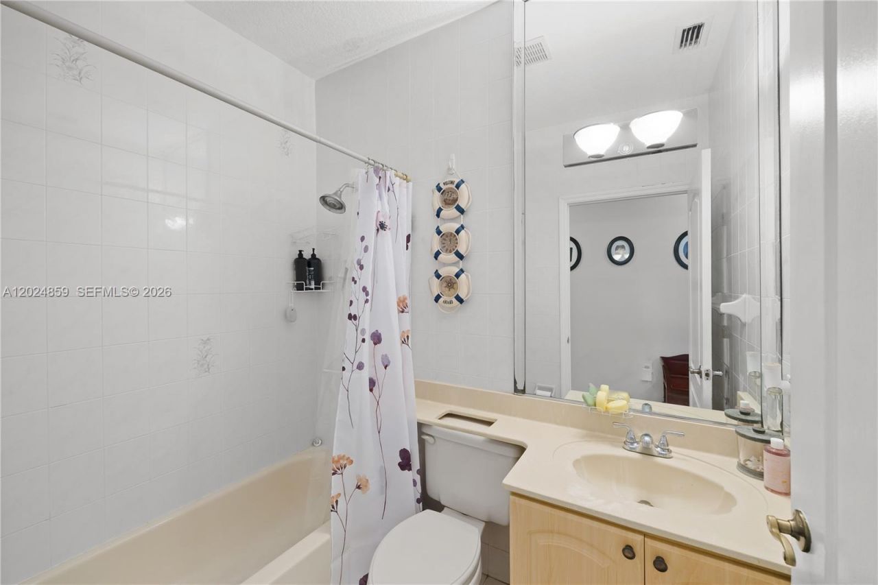 7831 NW 160th Ter, Miami Lakes, FL 33016 Photo