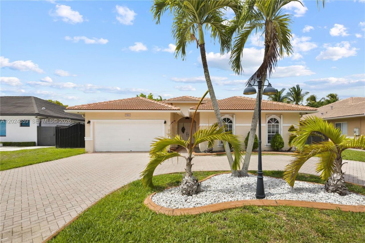 7831 NW 160th Ter, Miami Lakes, FL 33016 Photo
