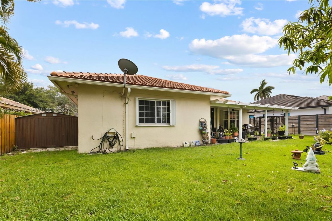 7831 NW 160th Ter, Miami Lakes, FL 33016 Photo