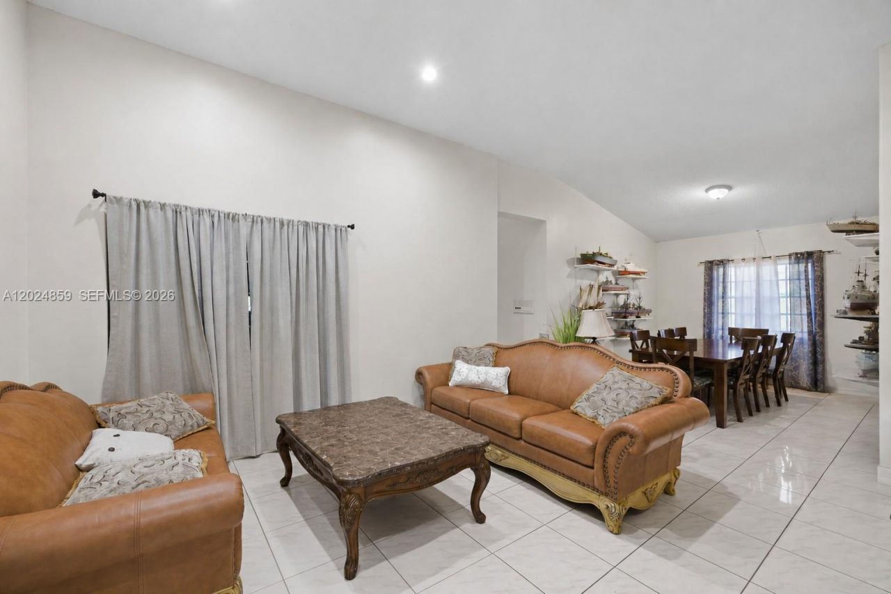 7831 NW 160th Ter, Miami Lakes, FL 33016 Photo