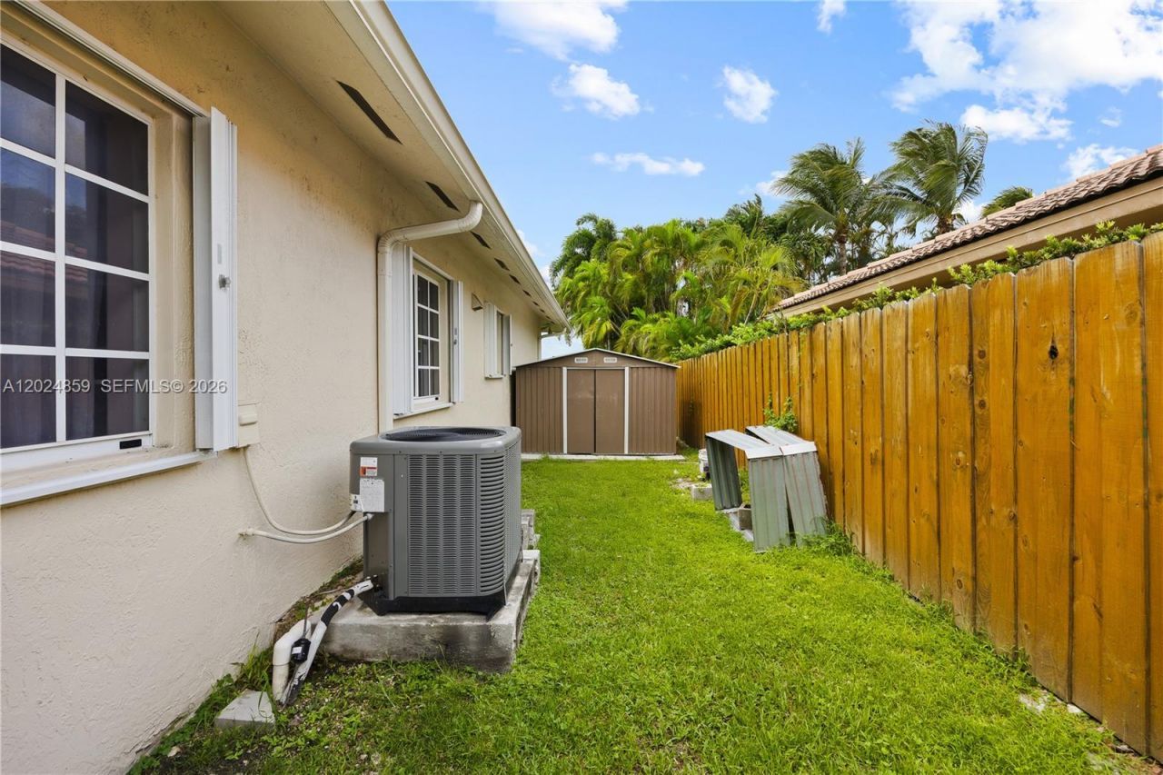 7831 NW 160th Ter, Miami Lakes, FL 33016 Photo