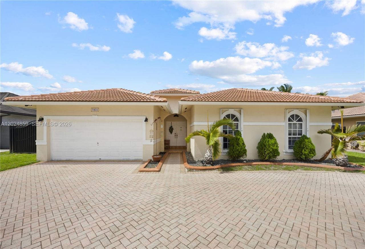7831 NW 160th Ter, Miami Lakes, FL 33016 Photo