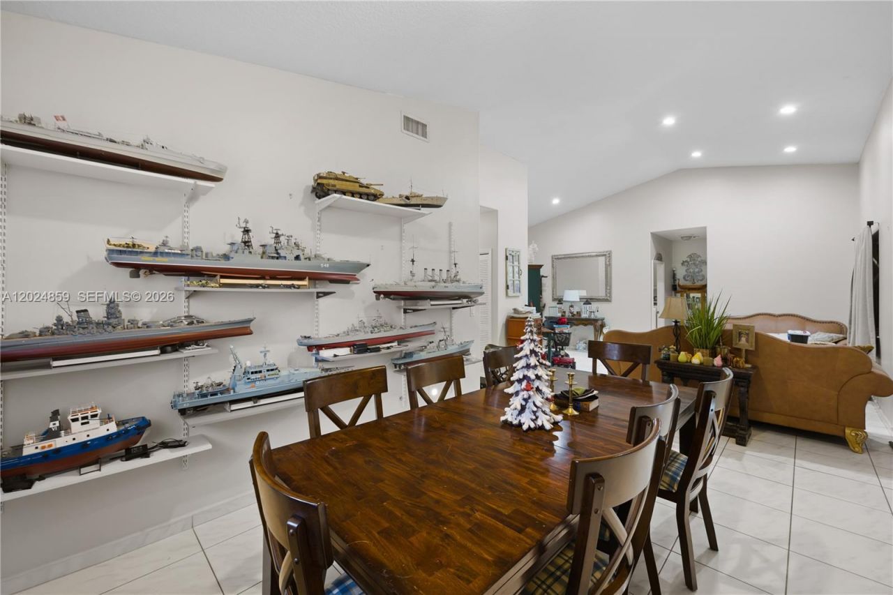 7831 NW 160th Ter, Miami Lakes, FL 33016 Photo