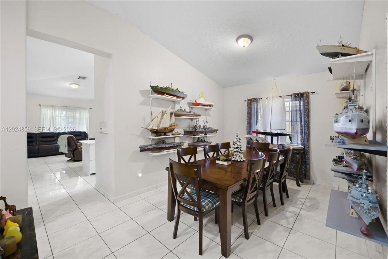 7831 NW 160th Ter, Miami Lakes, FL 33016 Photo