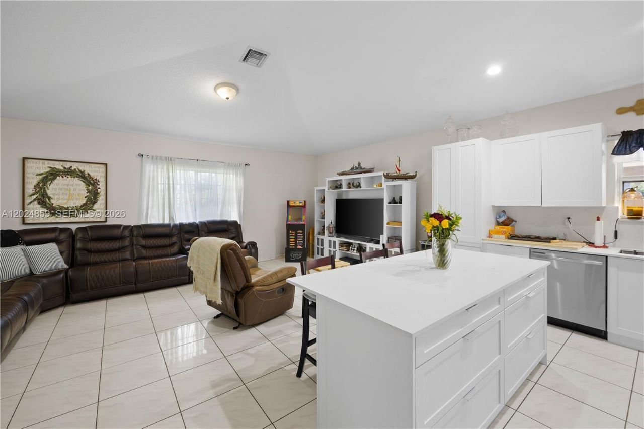 7831 NW 160th Ter, Miami Lakes, FL 33016 Photo