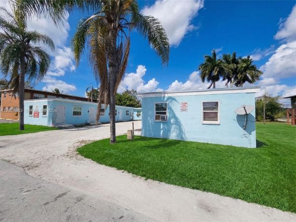 625 W Avenue A , Belle Glade, FL 33430