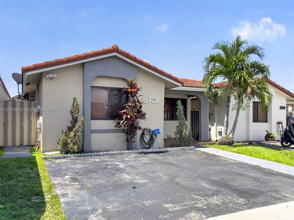 2462 W 65th St , Hialeah, FL 33016