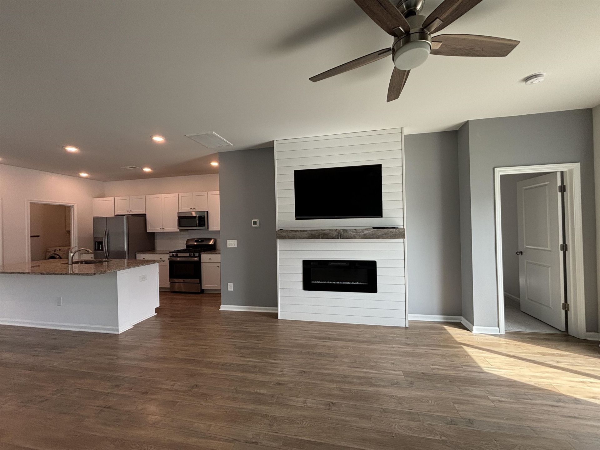 187 S Reindeer Rd. Photo 13