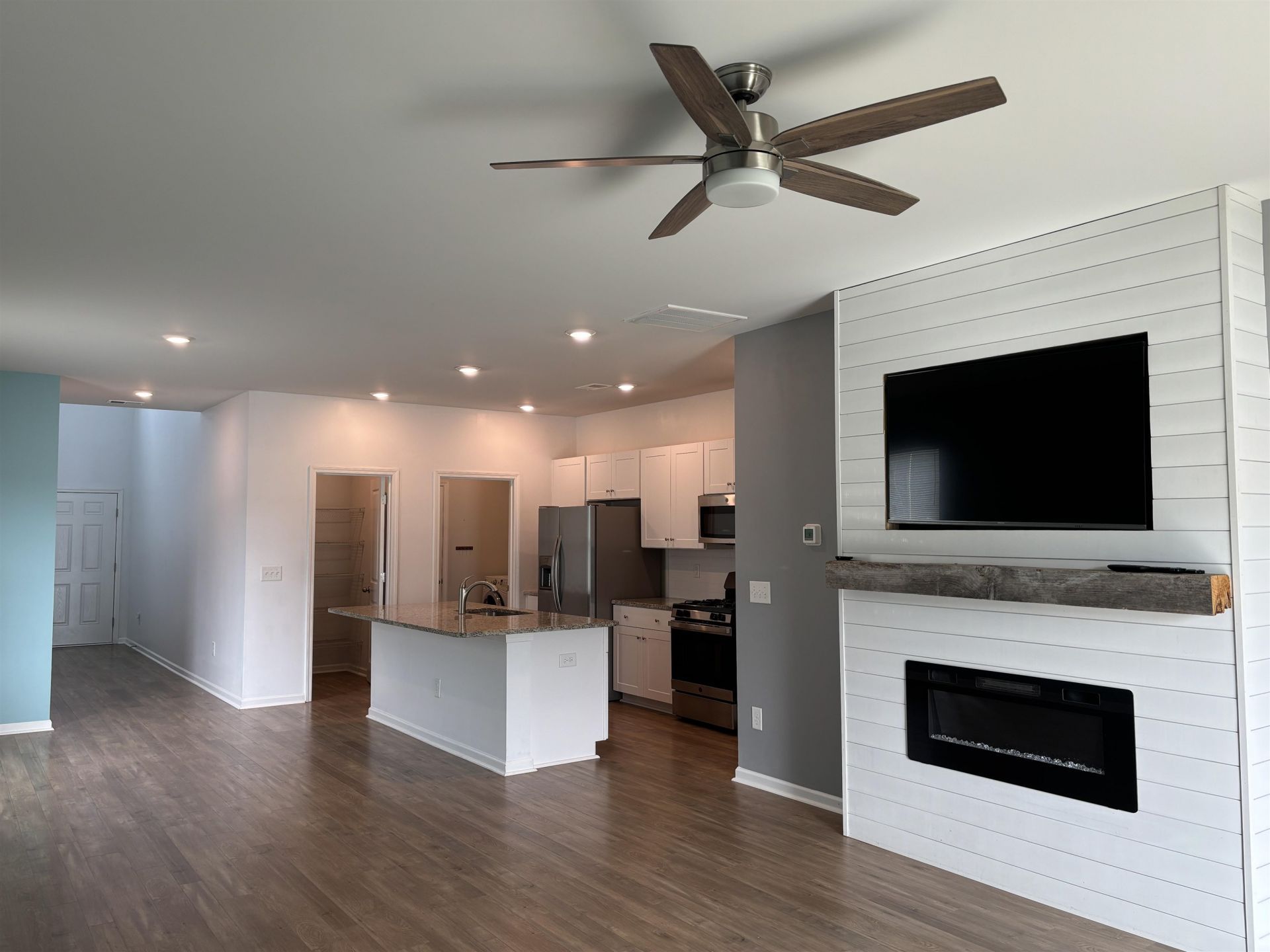 187 S Reindeer Rd. Photo 7