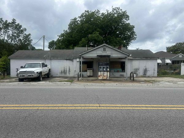 6425 Woodmont Dr, Tuscumbia, AL 35674