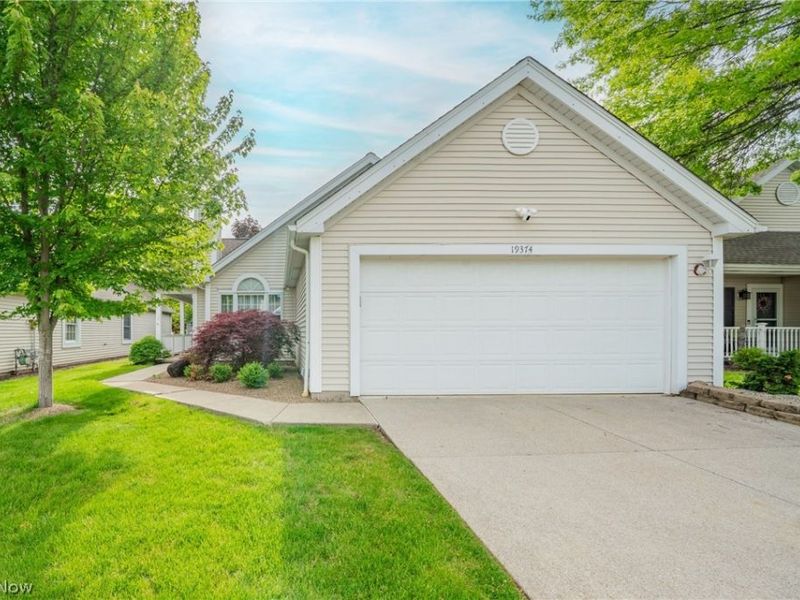 19374 Lauren Way, Strongsville, OH 44149 Photo 1