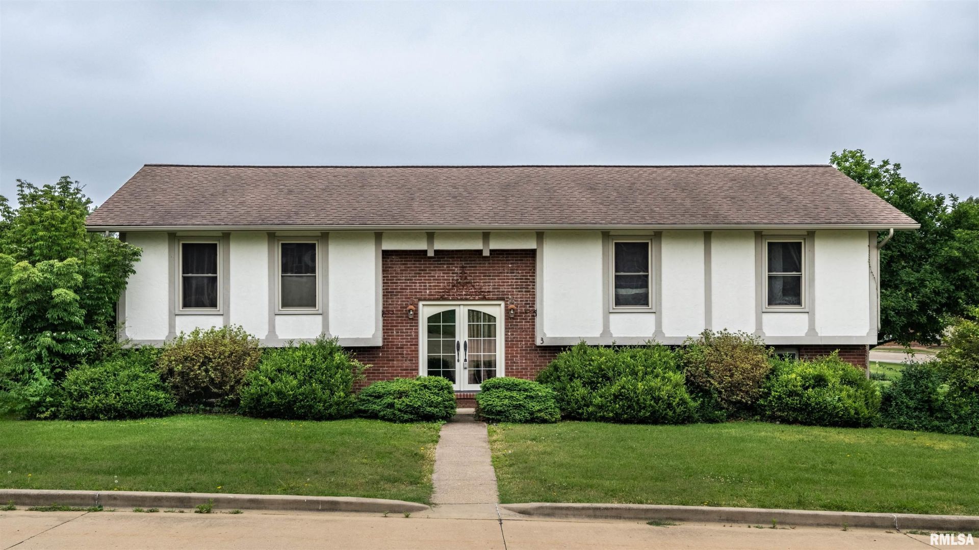 3 Peachtree Place, Harrisburg, IL 62946 Main Photo