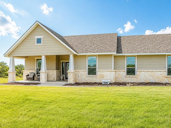 3137 County Road 5710, Devine, TX 78016